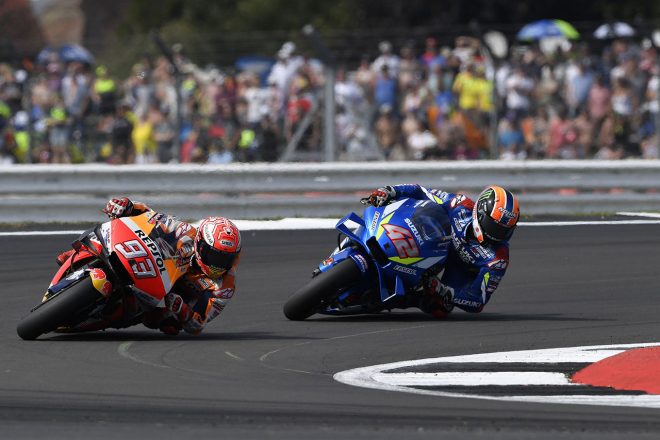 コーナースピードを活かしてマルケスをかわそうとするリンス