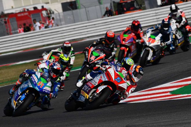 ポールスタートのデ・アンジェリスだったが、転倒を喫してしまう