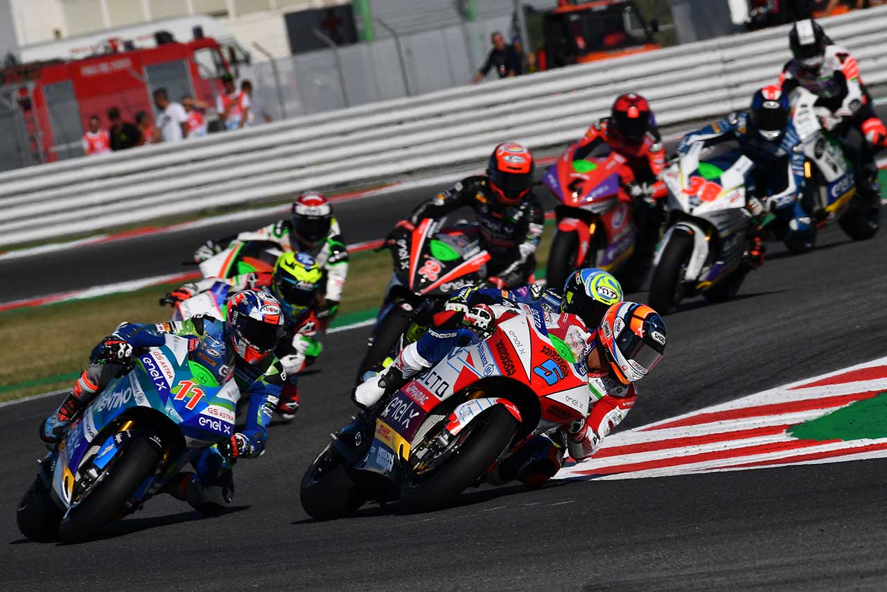 ポールスタートのデ・アンジェリスだったが、転倒を喫してしまう