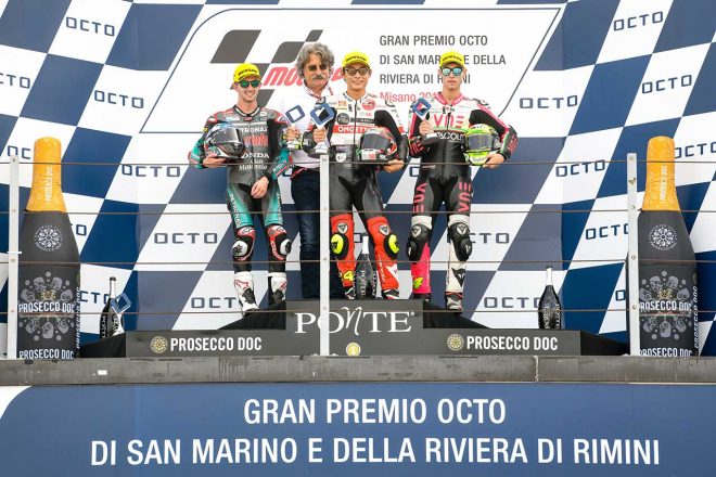 故マルコ・シモンチェリの父、パオロさんとともに、表彰台に上がった