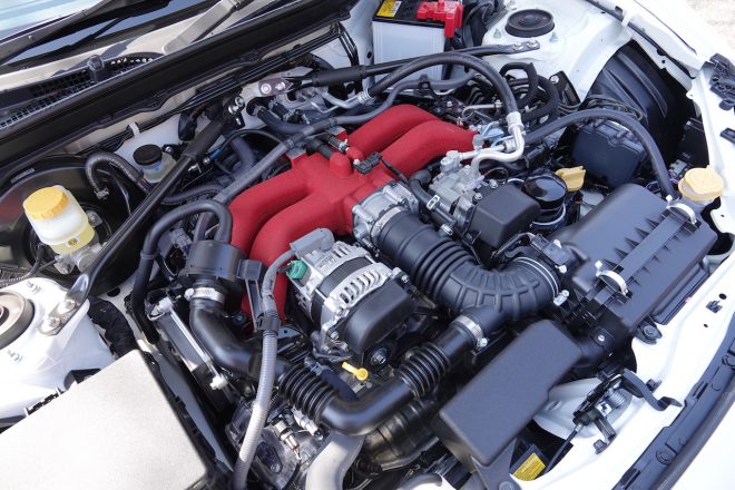 撮影車両はBRZ『STI Sport』。ボンネットの下にはSTI製フレキシブルVバーが装着されている。また、STIがチューニングを施したSACHSダンパーや、18インチのハイパフォーマンスタイヤが設定されるなど、他のグレードにはない装備が奢られている。