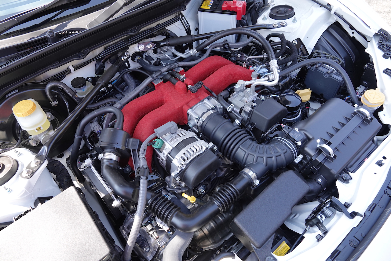 撮影車両はBRZ『 STI Sport』。ボンネットの下にはSTI製フレキシブルＶバーが装着されている。また、STIがチューニングを施したSACHSダンパーや、18インチのハイパフォーマンスタイヤが設定されるなど、他のグレードにはない装備が奢られている。