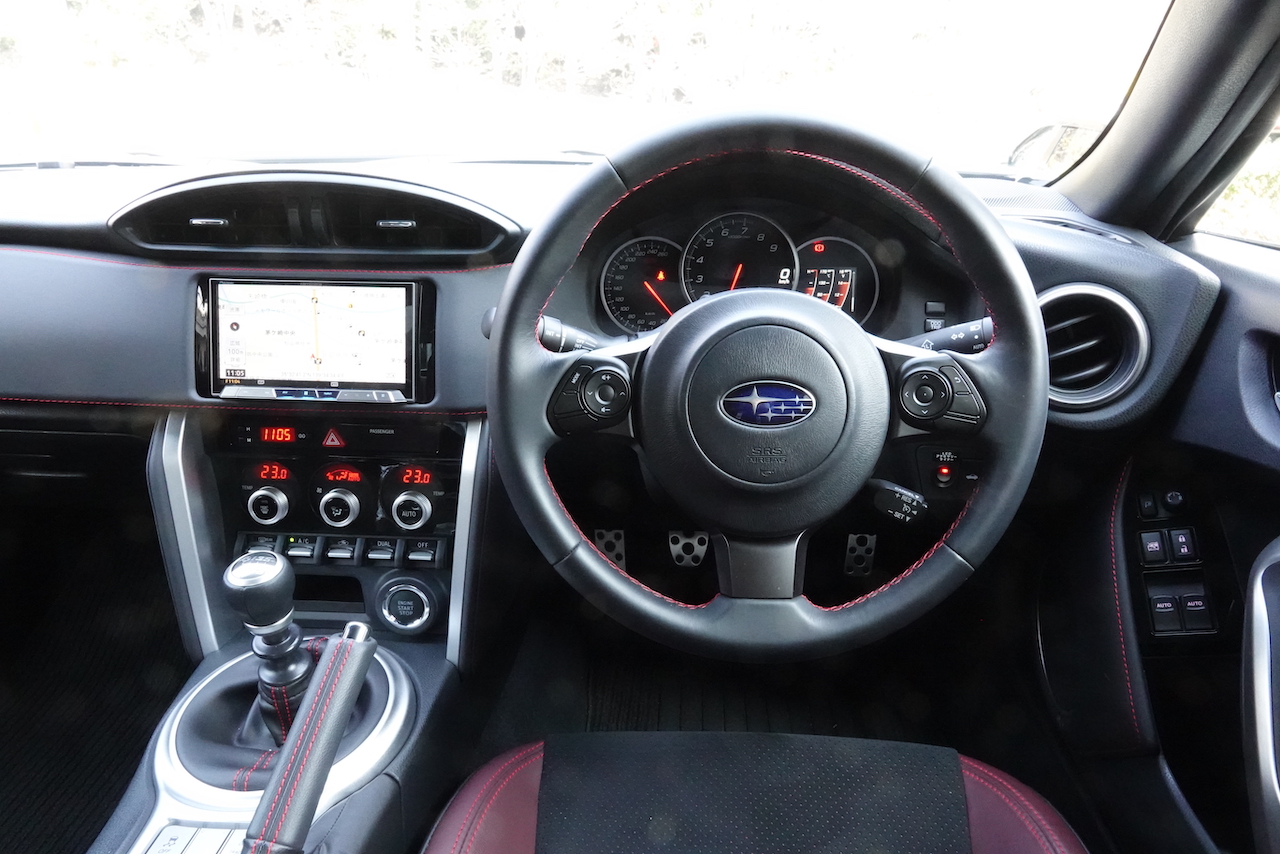 『STI Sport』の内装はボルドー＆ブラックで仕立てられていて、シックな雰囲気に包まれている。三眼メーターや整然と並ぶスイッチ類など、スポーティさを追求した無駄のないつくり。