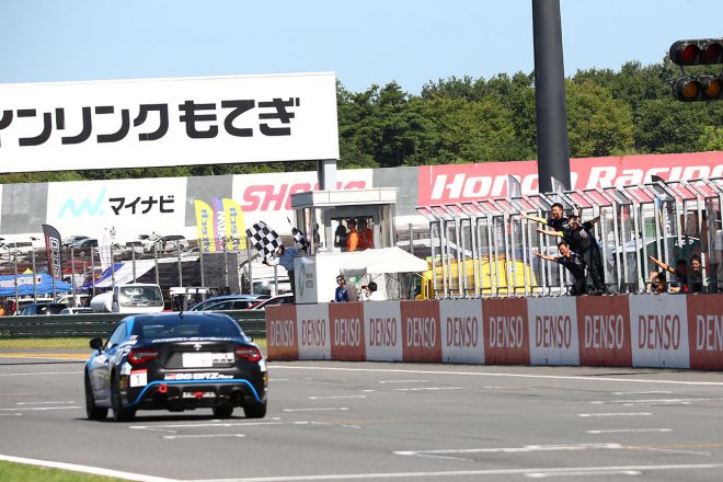 トップチェッカーを受けた谷口信輝（KTMS 86）