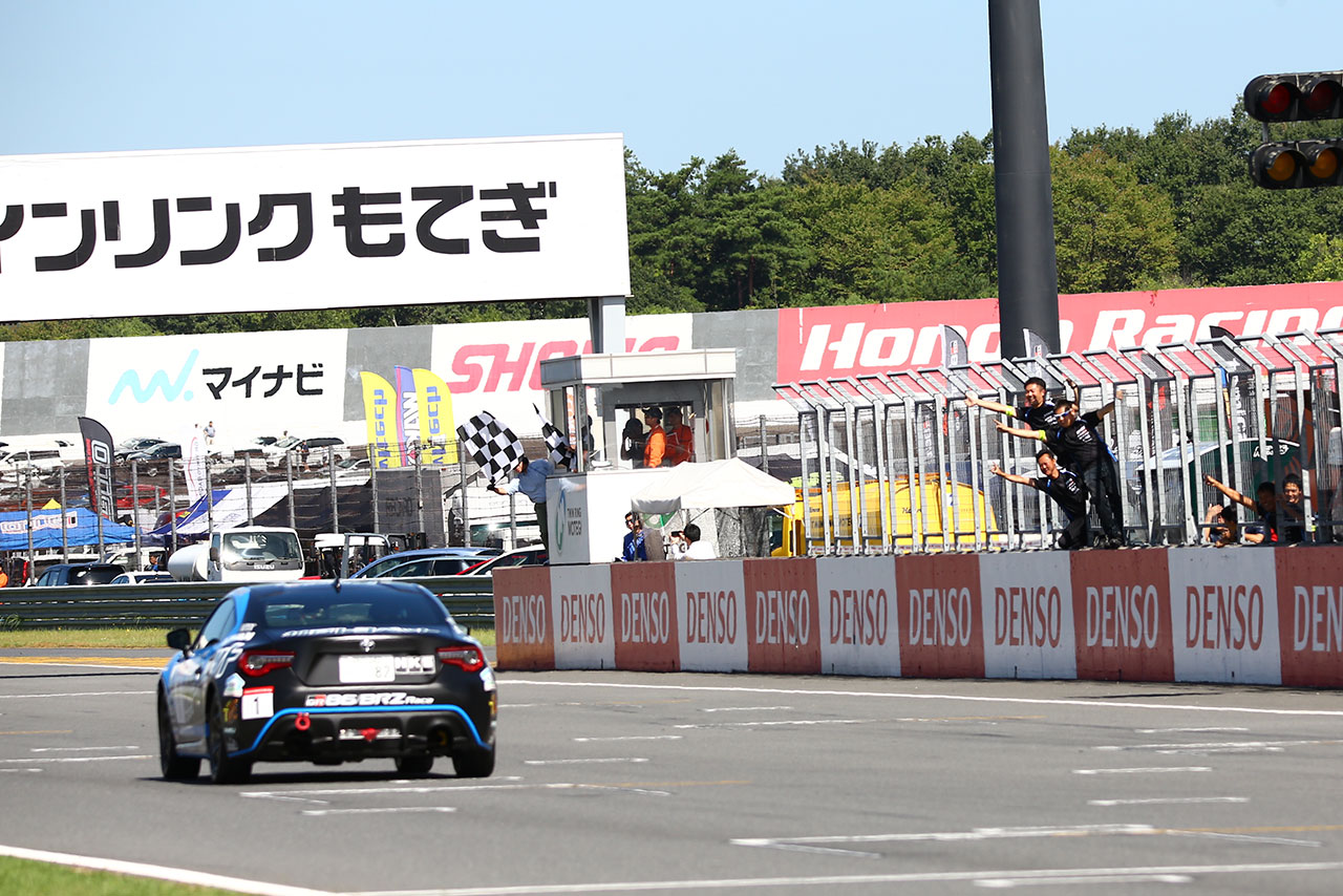 トップチェッカーを受けた谷口信輝（KTMS 86）