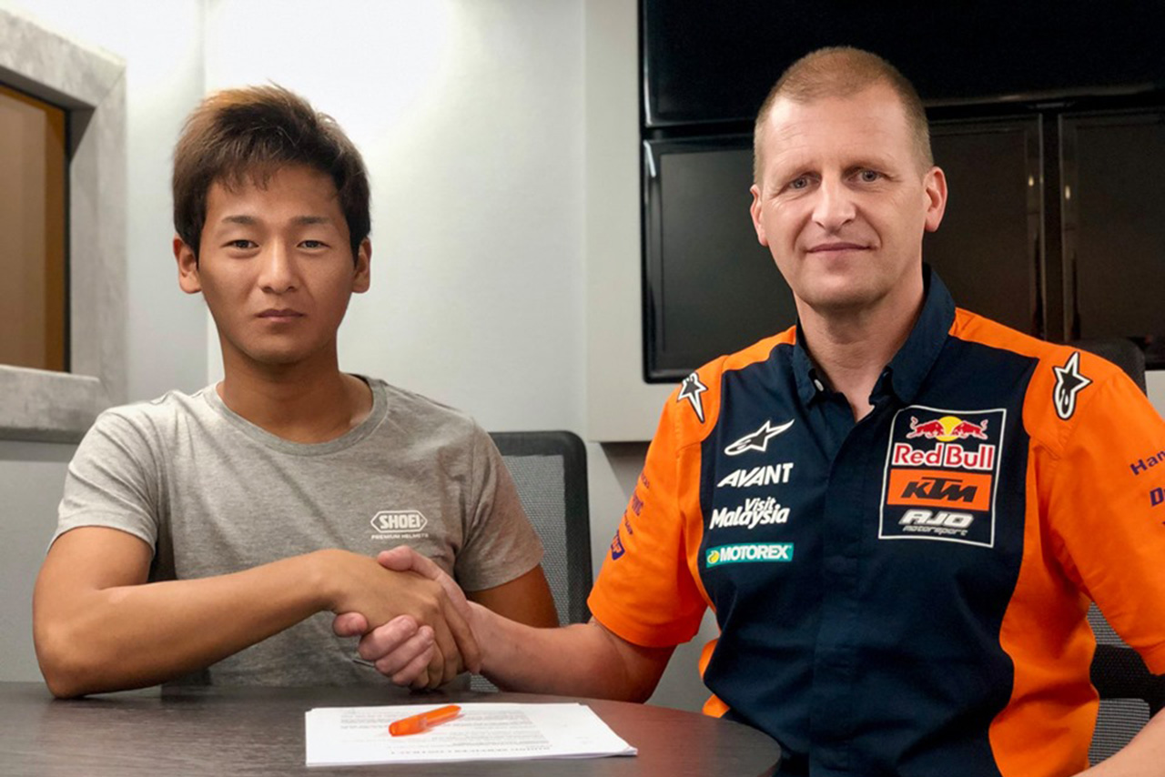 鳥羽海渡とレッドブル・KTM・アジョのチームマネージャーであるアキ・アジョ