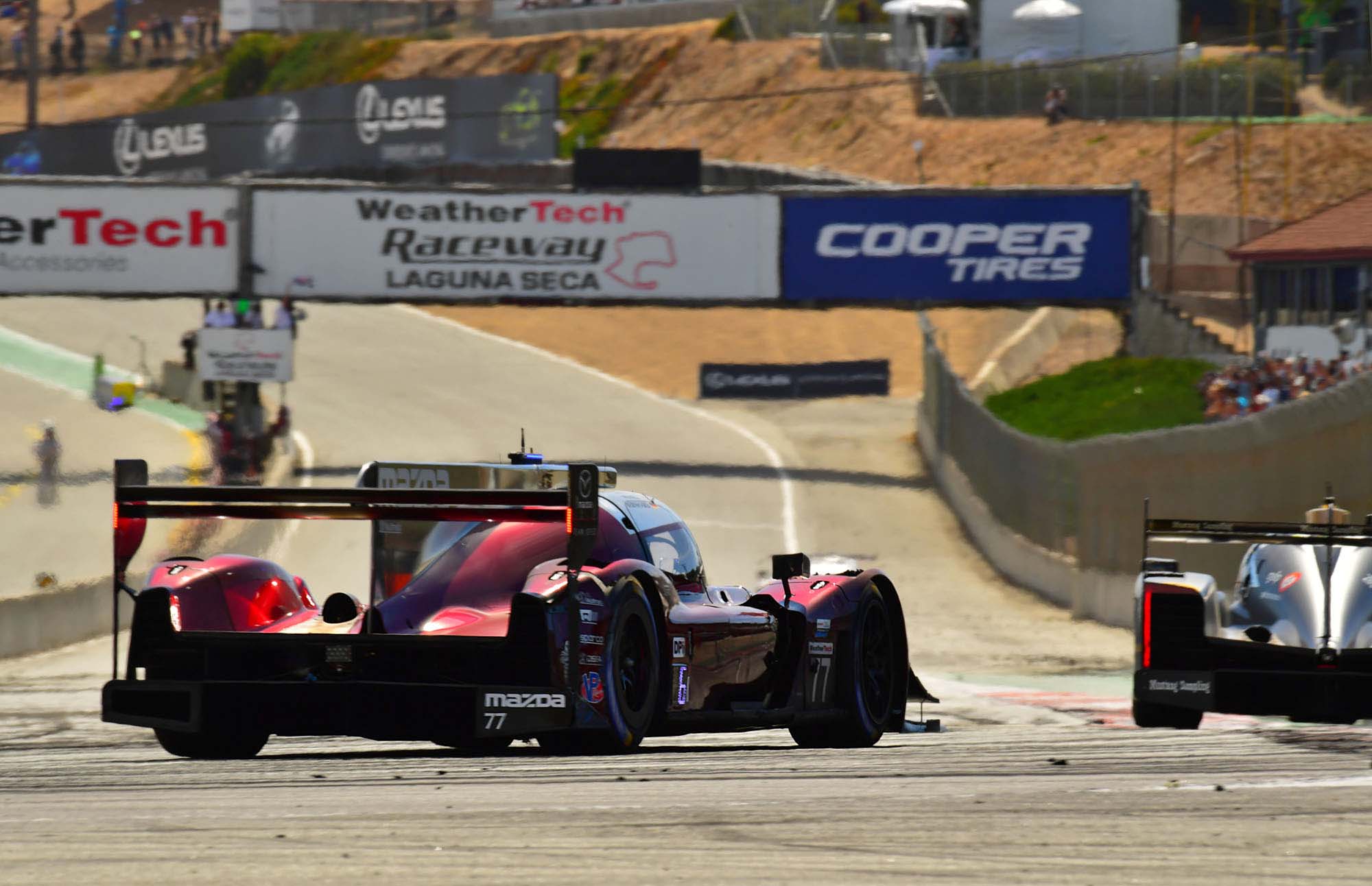 総合6位でチェッカーを受けた77号車マツダRT24-P