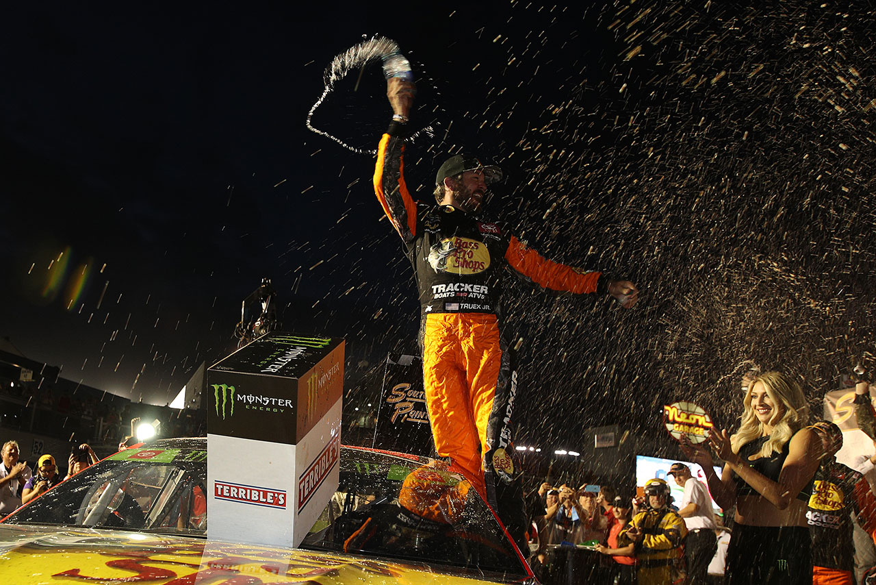 2019年のNASCAR第27戦を制したマーティン・トゥルーエクスJr.（トヨタ・カムリ）