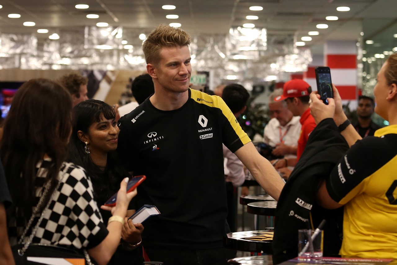 2019年F1第15戦シンガポールGP木曜　ファンとの記念撮影を行うニコ・ヒュルケンベルグ（ルノー）