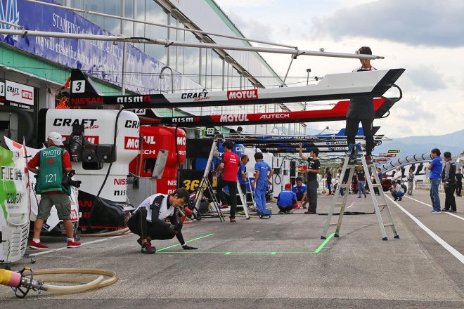 レースに向けて設営が進むスポーツランドSUGOのピット