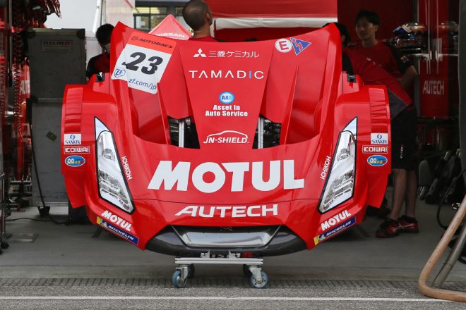 MOTUL AUTECH GT-Rのボンネット。CRAFTSPORTS MOTUL GT-Rとは異なり、ダクトにフィンがない
