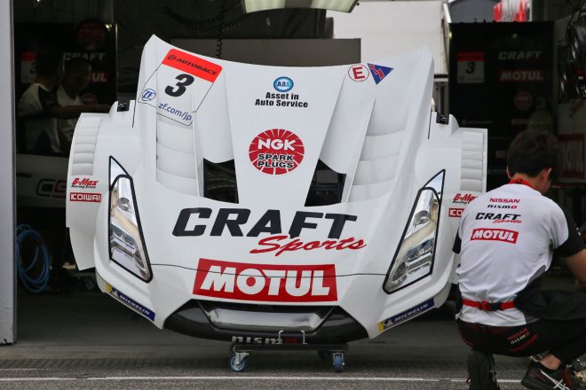 CRAFTSPORTS MOTUL GT-Rのボンネット。ダクト部分にはフィンが設けられている