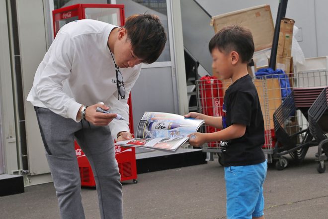 小さなファンにサインする牧野任祐（Modulo Epson NSX-GT）／2019スーパーGT第7戦SUGO