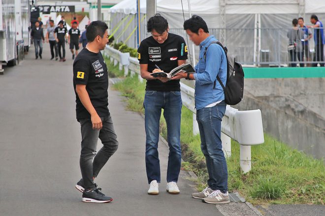 サインに応える谷口信輝と片岡龍也／2019スーパーGT第7戦SUGO