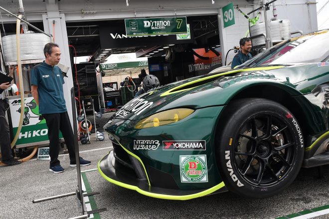 D'station Vantage GT3のピット練習を見守る鈴木恵一氏