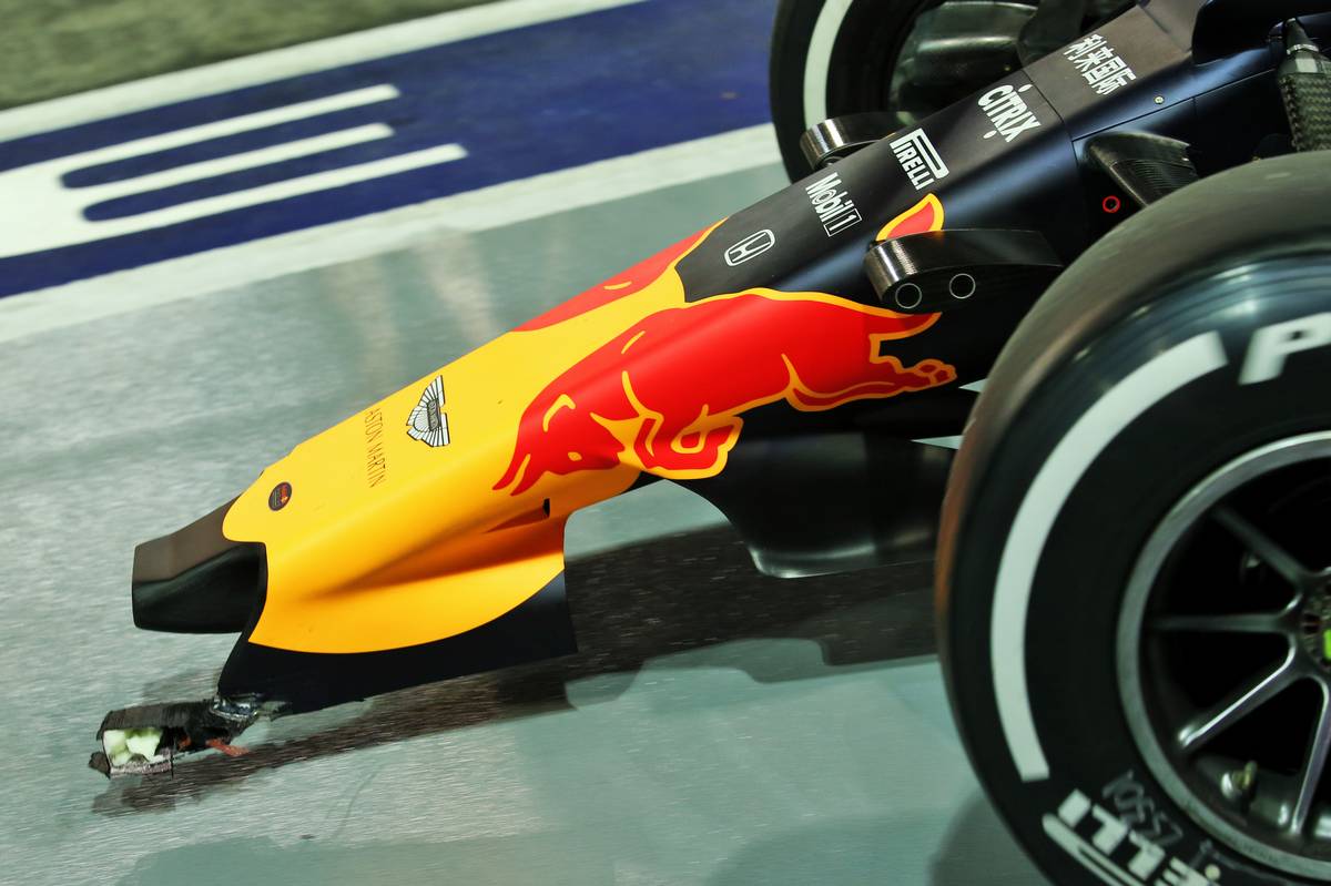 2019年F1第15戦シンガポールGP　FP2でフロントウイングを壊してしまったアレクサンダー・アルボン（レッドブル・ホンダ）