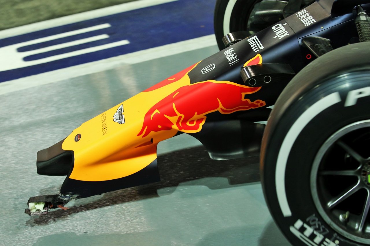 2019年F1第15戦シンガポールGP金曜　クラッシュでウイングが破損したアレクサンダー・アルボンのレッドブルRB15・ホンダ