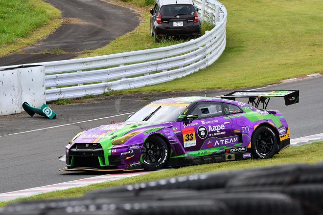 スーパーGT第7戦SUGOの公式練習開始直後スピンを喫したエヴァRT初号機 X Works GT-Rと埼玉トヨペットGB マークX MCのリヤウイング