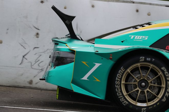 公式練習開始直後のクラッシュで埼玉トヨペットGB マークX MCはリヤ周りにダメージを負った