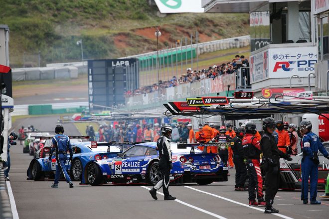 セッション開始と同時に、各車一斉にコースへ向かう