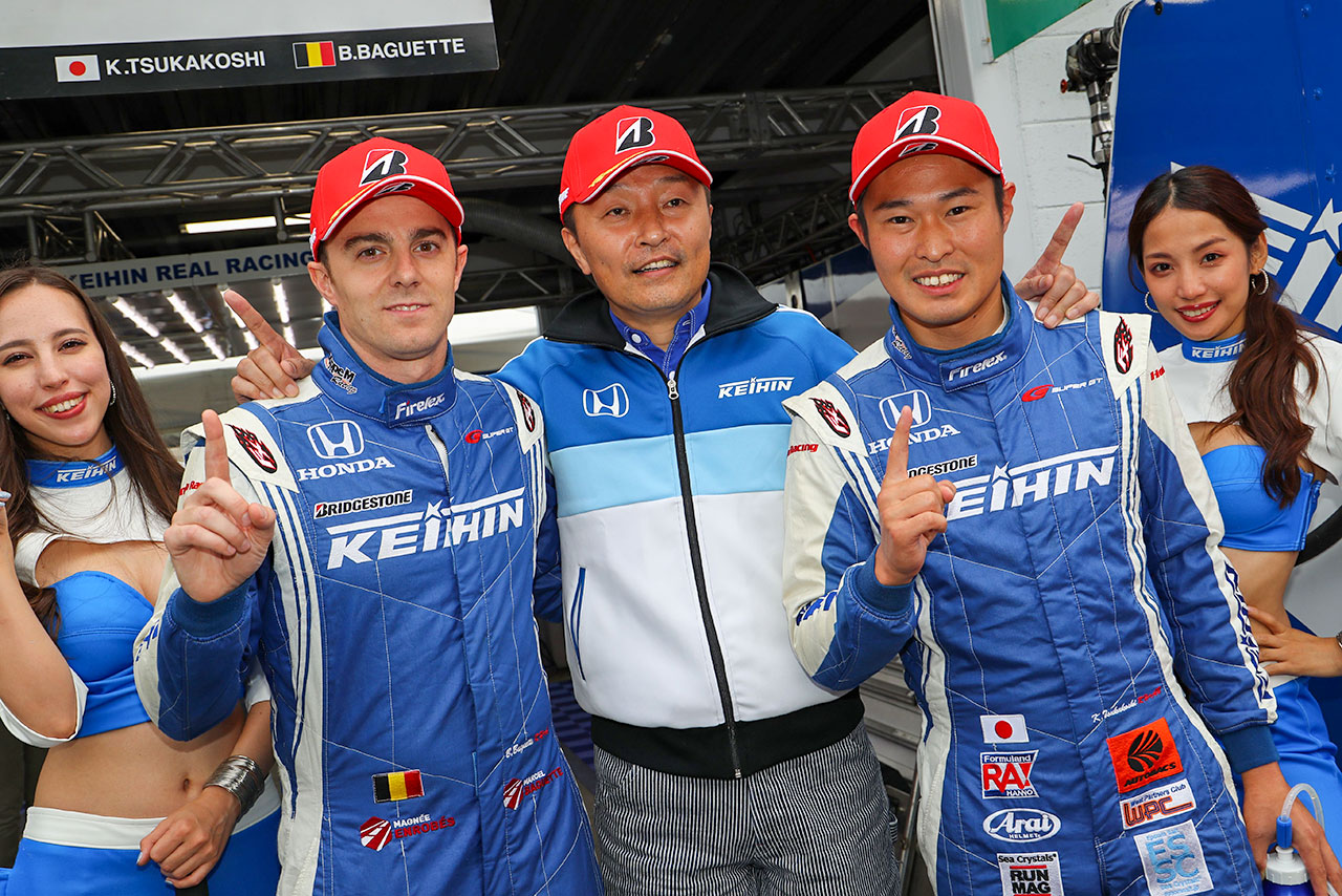 2019年のスーパーGT第7戦でGT500ポールポジションにつけたKEIHIN REAL RACINGのベルトラン・バゲット（左）と塚越広大（右）、金石勝智監督（中央）