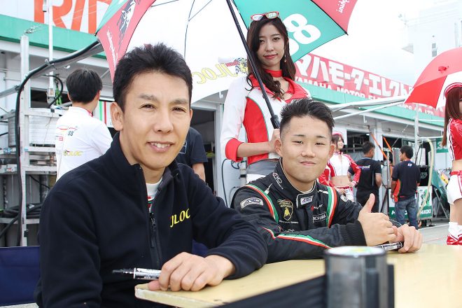 ピットウォークでファンと交流するJLOCの小暮卓史と元嶋佑弥