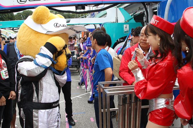 レースクイーンを撮影するレクサスくま吉