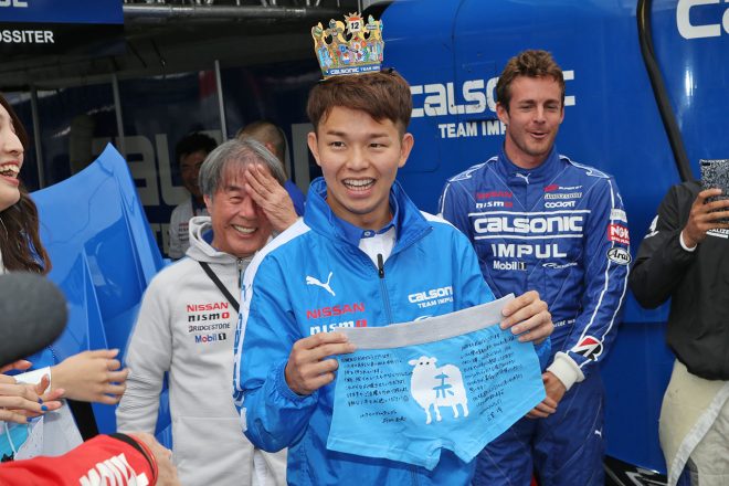 チームのレースクイーンからプレゼントを貰う佐々木大樹