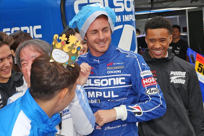 佐々木大樹の誕生日プレゼントで遊ぶジェームス・ロシター