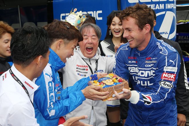 誕生日ケーキを佐々木大樹の顔につけようとするジェームス・ロシター