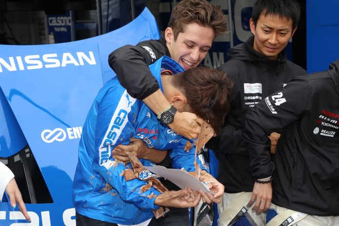 誕生日会に駆け付けたサッシャ・フェネストラズも佐々木大樹の顔に誕生日ケーキを塗り付ける