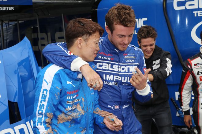 最後はチームメイトと肩を組む佐々木大樹