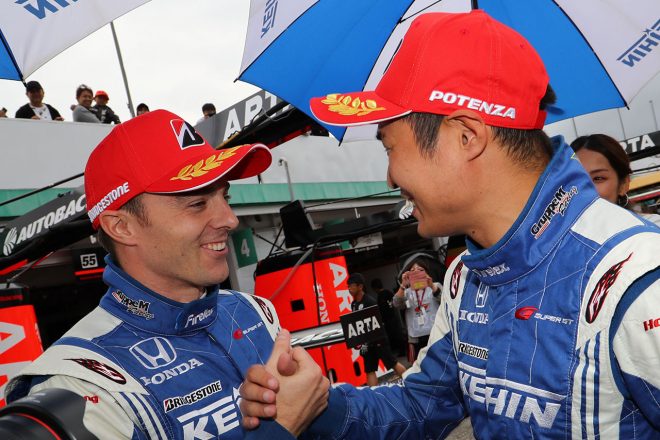 Q2アタックを終えた塚越広大と硬く握手を交わしたベルトラン・バゲット（KEIHIN NSX-GT）