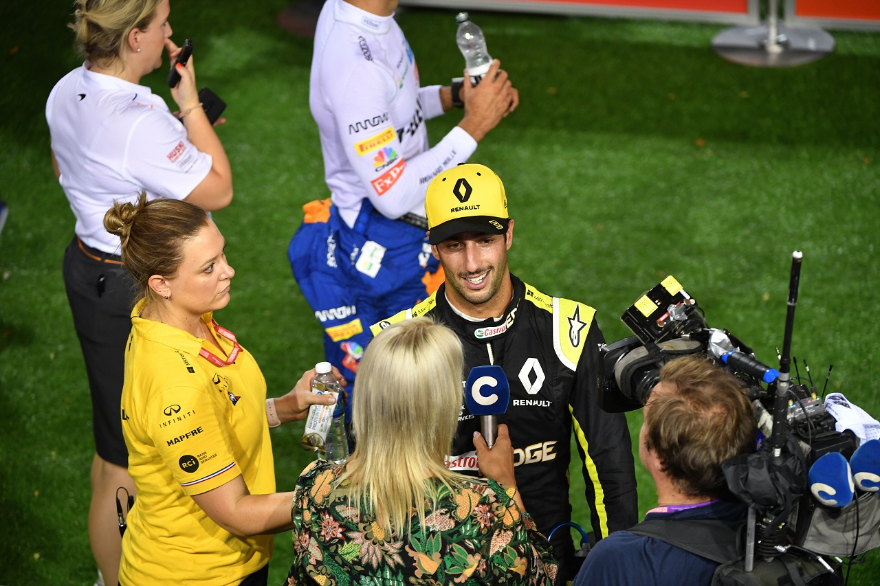 2019年F1第15戦シンガポールGP土曜　予選失格が決まる前、笑顔でインタビューに応じていたダニエル・リカルド（ルノー）