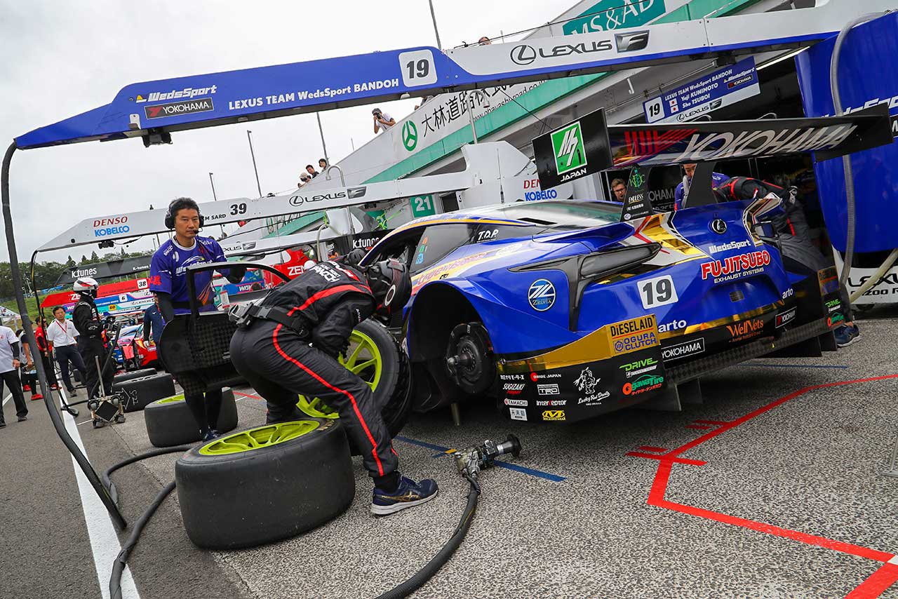 決勝日朝、レースに向けてタイヤ交換のシミュレーションを行うWedsSport ADVAN LC500