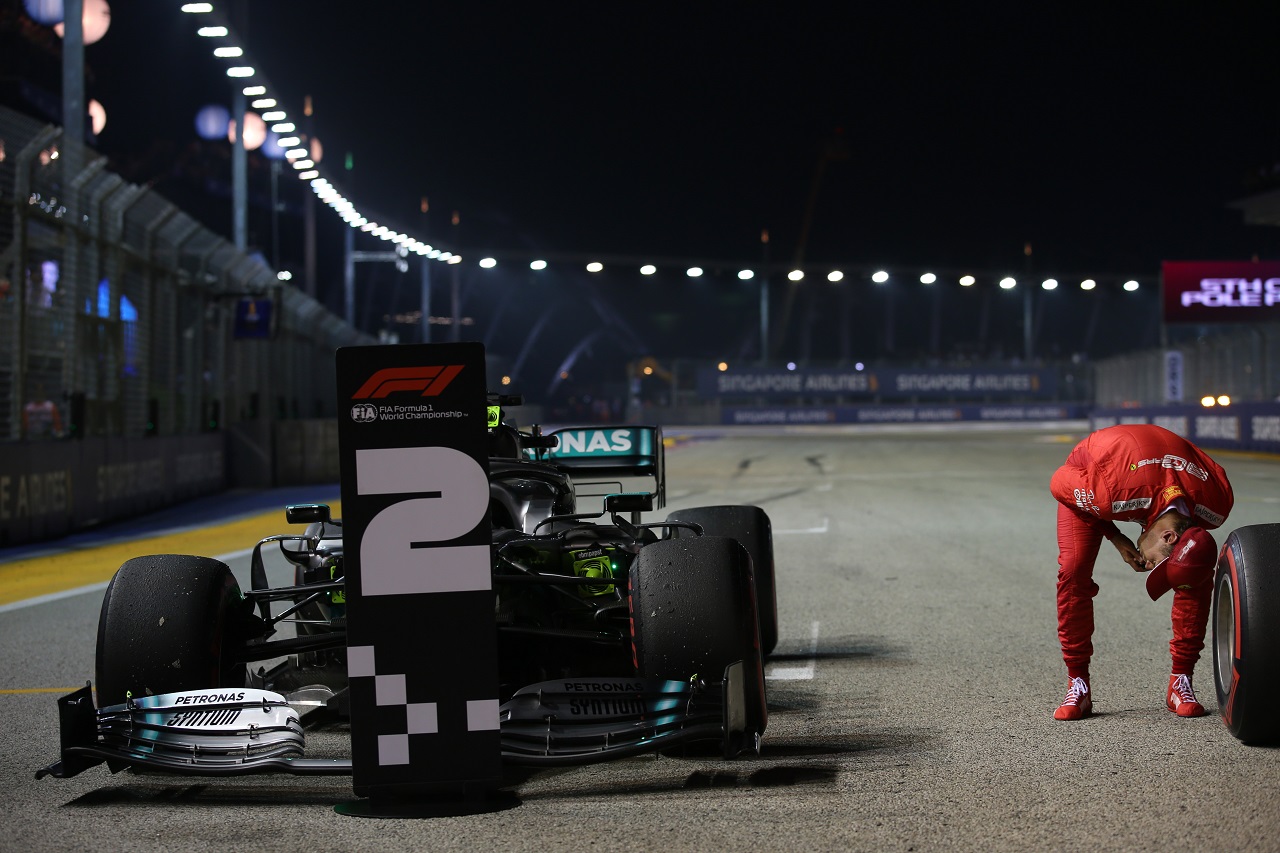 2019年F1第15戦シンガポールGP　セバスチャン・ベッテル（フェラーリ）が予選後、ルイス・ハミルトンのメルセデスF1 W10をチェック