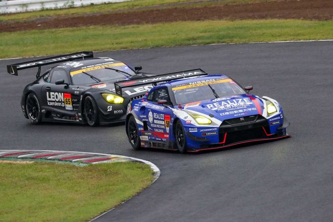 レース序盤、リアライズ 日産自動車大学校 GT-Rに迫ったLEON PYRAMID AMG