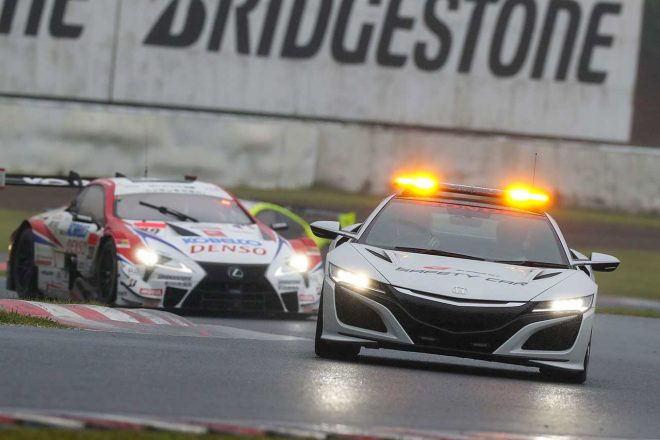 スポーツランドSUGOでの決勝では、レース途中でセーフティカーが導入された
