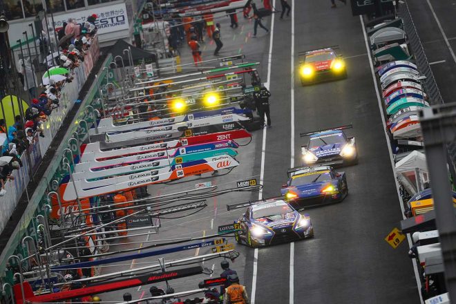 ピットインするマシンたち／2019スーパーGT第7戦SUGO 決勝