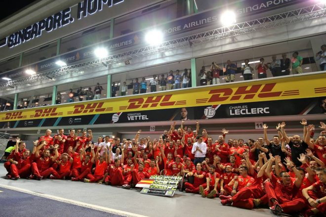 2019年F1第15戦シンガポールGP　セバスチャン・ベッテル（フェラーリ）の優勝をチームで祝福