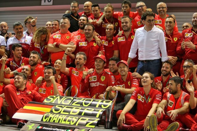 2019年F1第15戦シンガポールGP　セバスチャン・ベッテル（フェラーリ）の優勝をチームで祝福