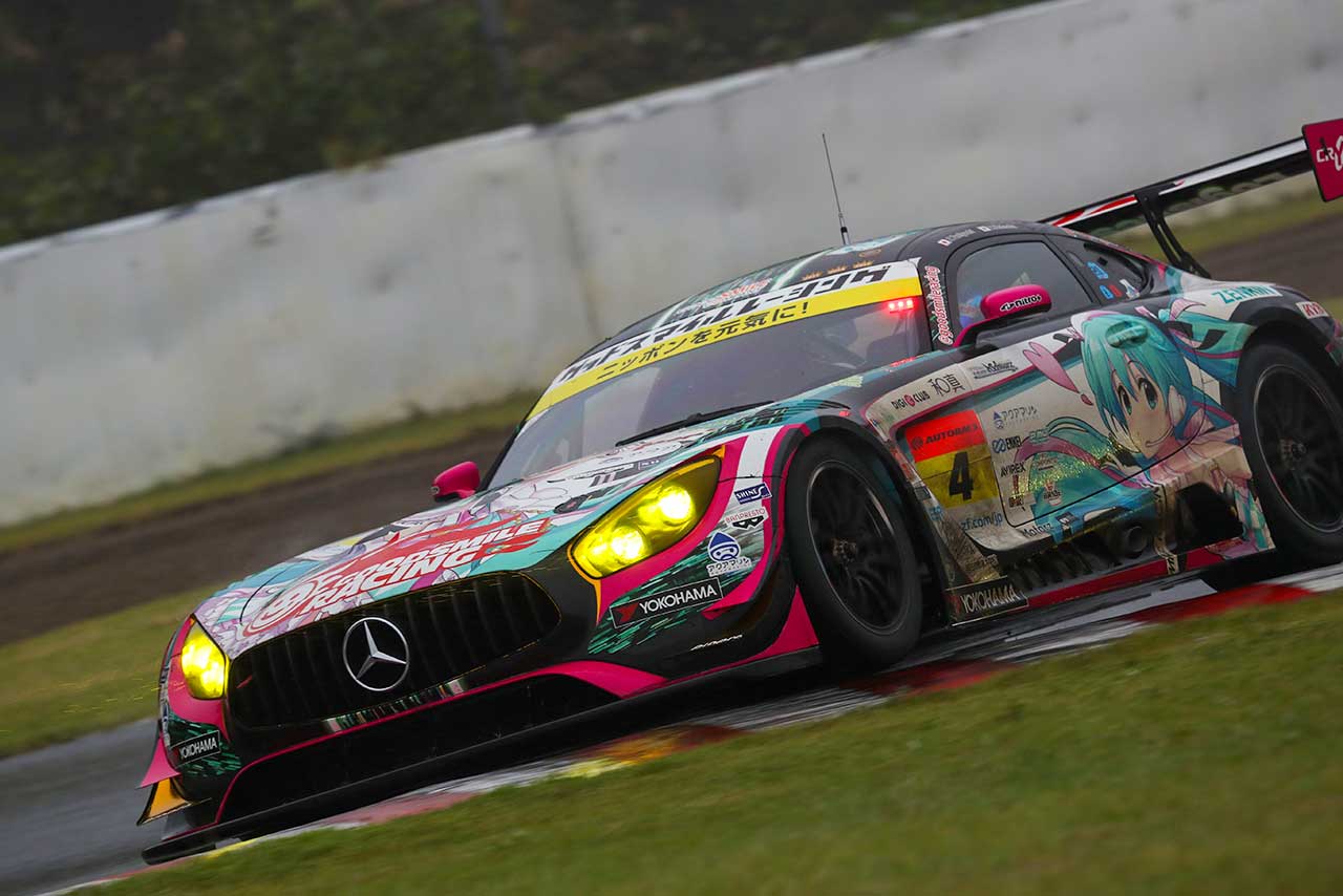 雨となった2019年のスーパーGT第7戦SUGOでシーズン初表彰台を手にしたグッドスマイル 初音ミク AMG