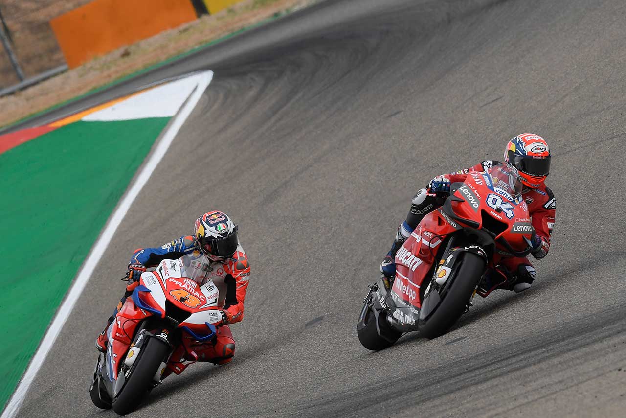 終盤、2番手を走るビニャーレスに迫ったドヴィツィオーゾとミラー