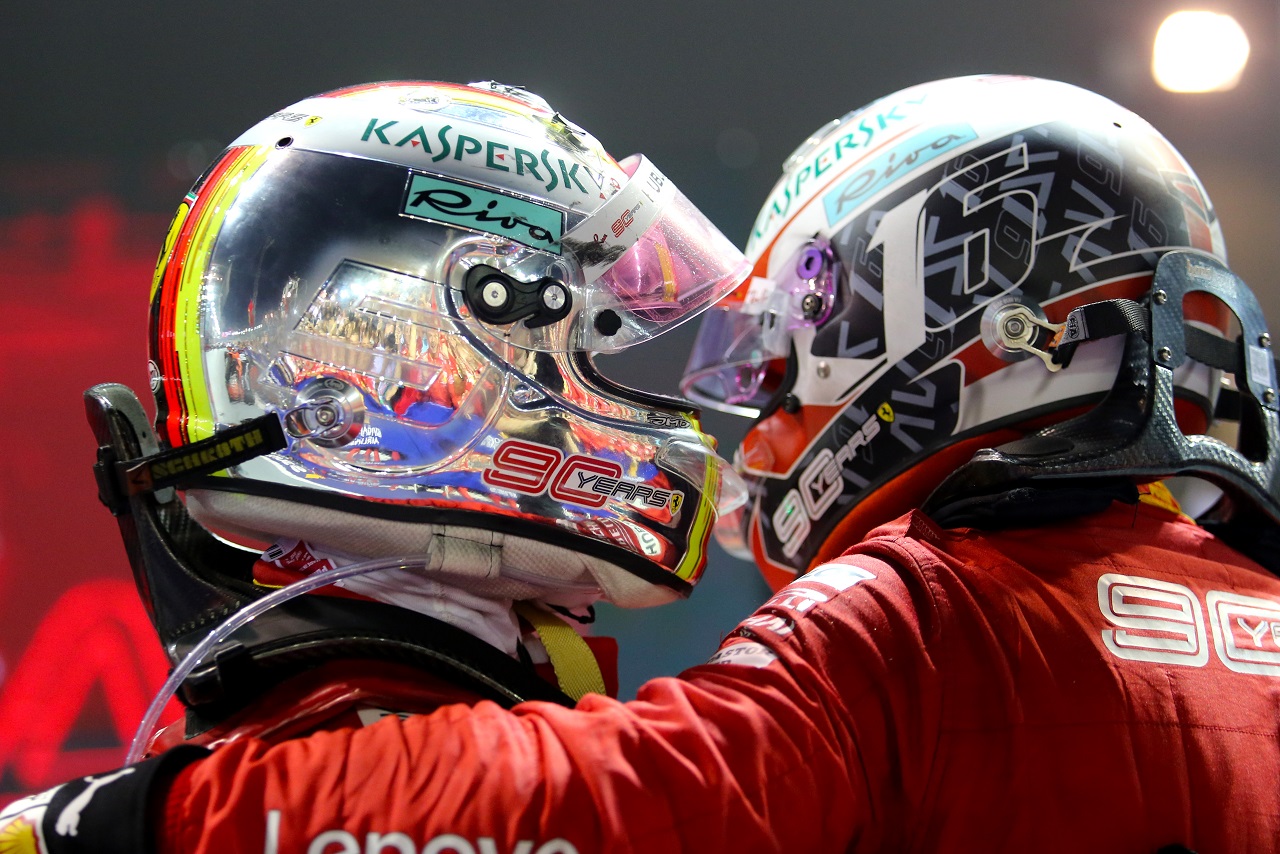 2019年F1第15戦シンガポールGP　優勝したセバスチャン・ベッテルを2位のシャルル・ルクレールが祝福
