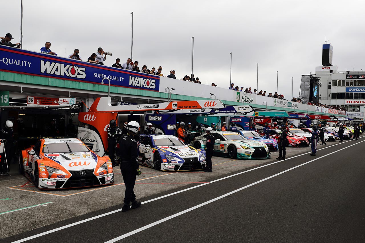 スーパーGT第7戦スポーツランドSUGOでのピットレーン