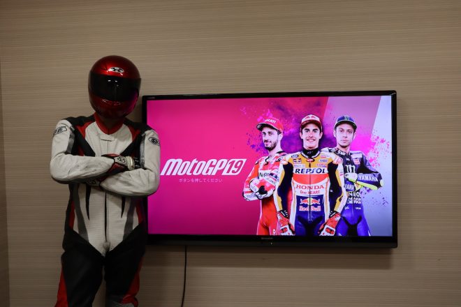 9月26日発売のMotoGP™ 19』を先行プレイに、なぜかライディングスーツ姿で登場した編集部員ミハラ