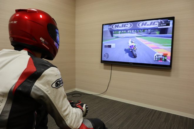 編集部員ミハラは、ヘルメットやグローブを外すのも忘れてプレイに熱中