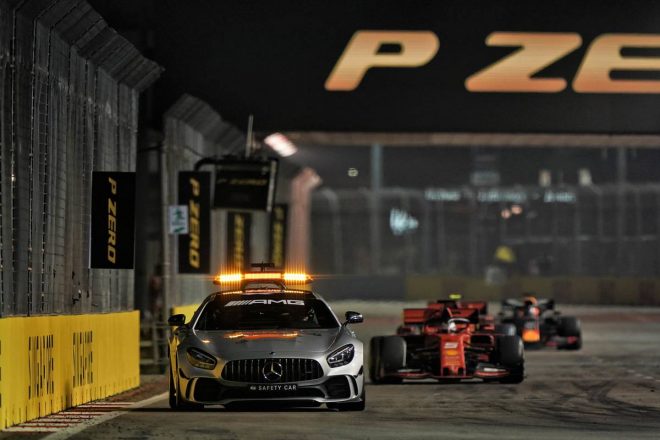2019年F1第15戦シンガポールGP　セーフティカーの後ろにつくセバスチャン・ベッテル（フェラーリ）