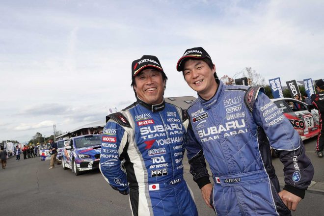 親子揃って表彰台に上がった新井敏弘（左）と新井大輝（右）