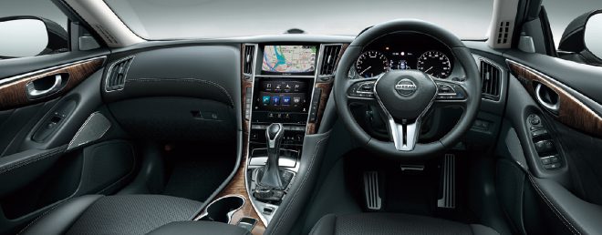 インパネまわりは、重厚感や上質さを感じる雰囲気でまとめられている。木目調加飾やシート表皮など、細部にわたり質感が高く、大人が選ぶセダンに相応しい仕立てとなっている。スイッチ類はサイズも大きく、操作しやすい。ナビ画面は上下２段構成で、ダイヤル操作のほかにタッチパネルとしても使用できる。